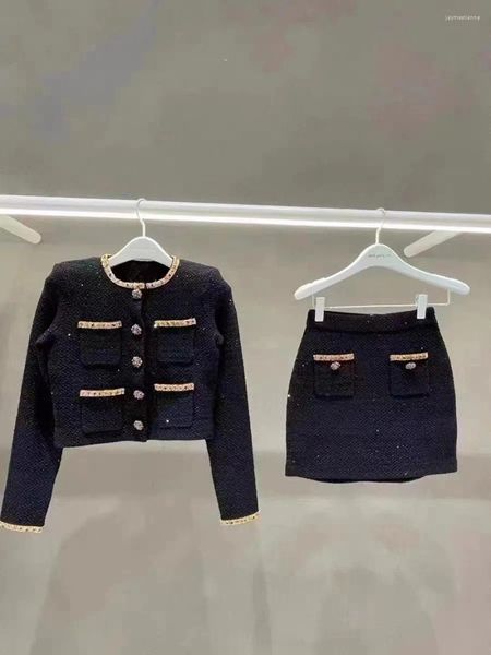 Chaquetas de mujer Traje de punto de lentejuelas Cuello redondo de un solo pecho Abrigo de suéter corto o Mini falda de una línea Conjunto de botones de diamantes de imitación Otoño 2023