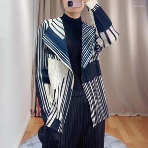 Vestes Femmes Printemps Été 2023 Rayé Mince Cardigan Veste Miyak Fold Mode Plus Taille Minceur Tempérament Revers Réducteur d'âge