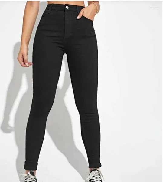 Jeans féminins 2024 noir avec un ajustement slim serré et un style de style minimaliste hanche