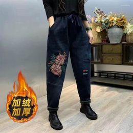 Jeans pour femmes 2024 en peluche hivernale et pantalon Harlan épaissi des femmes brodées Patch foncé de la taille élastique