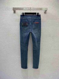 Designer de jeans pour femmes 2023 Nouvelle étiquette triangulaire inversée Red Rod Stripe Trois boutons taille haute Slim Leggings élastiques XA37