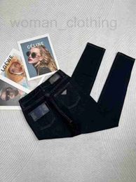 Jeans para mujer Diseñador de jeans de elevación de cadera para mujer ajustados europeos Otoño e invierno Nuevos nalgas de melocotón flacas de color azul oscuro y pantalones de lápiz de pie pequeño G9W5