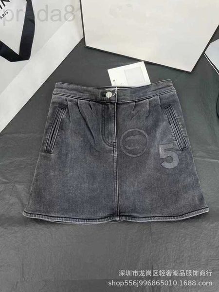 Designer de jeans pour femmes Shenzhen Retour Autocollant Broderie Lettre Fendue Plissée A-ligne Demi Jupe TRCG