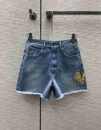 Designer de jeans pour femmes Summer New College Style Casual Tempérament polyvalent Réduction de l'âge 3D Broderie Dog Fur Edge Hardware Button Denim Shorts 46KU