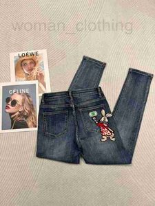 Damesjeans Designer Strakke elastische jeans met kleine pijpen voor dames 2023 Europese lente/zomer dunne zak konijn geborduurde slanke cropped broek ULM9