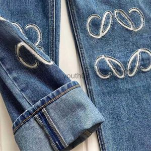 Damesjeans Ontwerpers Jeans Arrivals Taille Uitgeholde Patch Decoratie Blauw Denim Merk Warm Loewee Paarse Jeans 240304