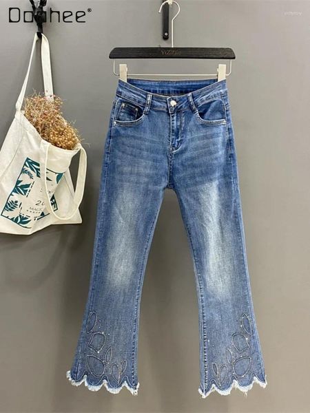 Jeans de mujeres Mom Mom, Mujer bordada de diamantes de imitación, 2024 Summer Fashion Wave Frayed Hem Slim Fit Denim recortado Pantalones de bota para mujeres