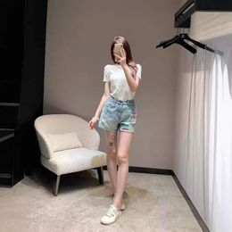 Jeans de mujeres South Oil Xiaoxiang 24 Summer Nuevo bordado colorido con agujeros rotos, cintura que cubre la entrepierna y las caderas de elevación, los pantalones cortos de mezclilla suaves para mujeres