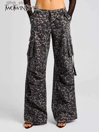 Les jeans féminins twotwinstyle frappent les pantalons léopard de couleur pour femmes patchwork de taille haute plus qu'une poche jeans de cargaison de cargaison femelle y240408