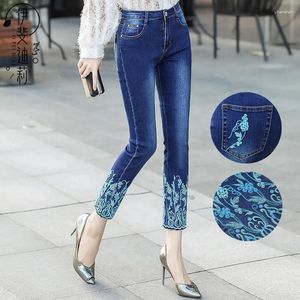 Jeans pour femmes vintage brodé pour les femmes décontractées élastiques hautes fleurs femelles extension pantalon denim droit pantalon femme