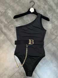 Dames s jumpsuits rompers prepomp zomer aankomsten mouwloze enkele schouder metalen kettingbrief riem sexy zwart slanke bodysuit gf315 230104
