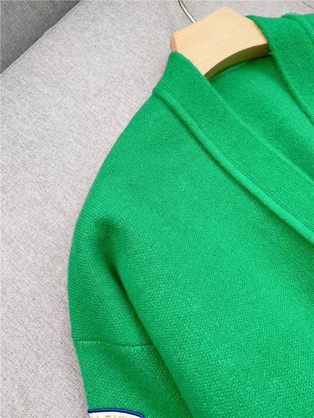 Tricots pour femmes 2023 Automne Hiver Perlé Lettre Logo Broderie Vert Cardigan Femmes Col En V Tricots Veste À Manches Longues Simple Boutonnage
