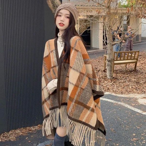 Tricots pour femmes 2023 Imitation Cachemire Cape de climatisation à l'extérieur de la cape de mode Automne et hiver Niche Rétro Plaid Écharpe chaude Femme