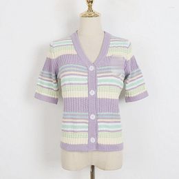 Tricots pour femmes 2023 été femmes haut tricoté contraste rayé col en v manches courtes Chic mince ajustement perlé poitrine Badge Cardigan