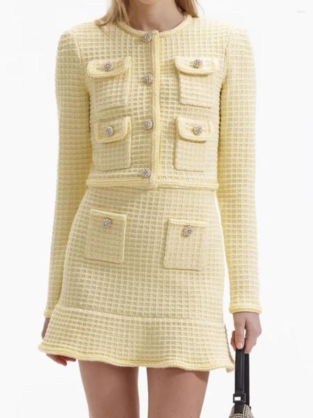 Tricots féminins 2024 Début de printemps jaune à palettes tricotées de poche ronde de poche courte de cardigan veste mini jupe pour femmes