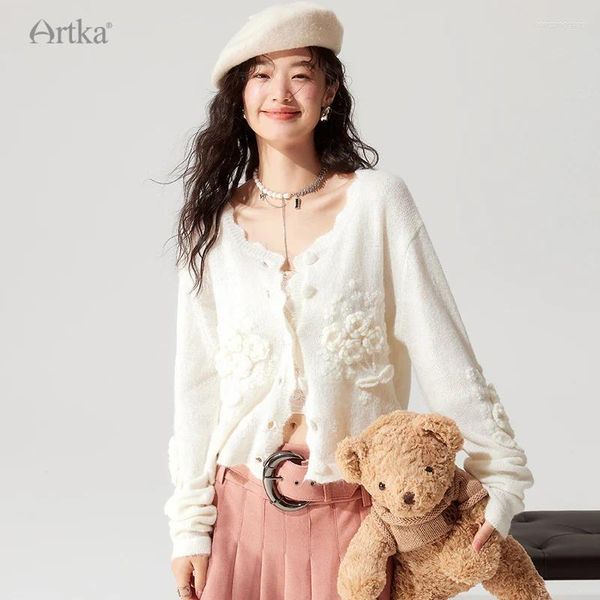 Tricots pour femmes ARTKA 2023 automne élégant crochet à la main fleur laine tricoté pull à manches longues blanc cardigan vêtements d'extérieur femme WB92332Q