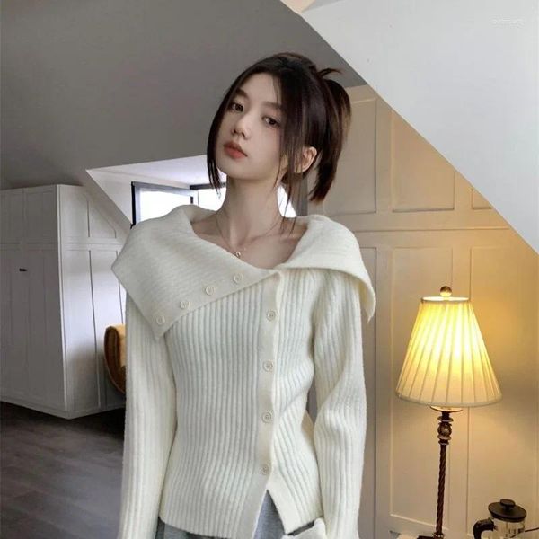 Tricots pour femmes Élégant Blanc Pull tricoté Femmes Mode coréenne Hors Épaule Asymétrique Tops Rose Y2k Sexy Dames Bouton Cardigans