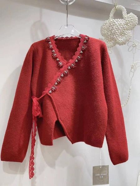 Suéter rojo con cuello en V para mujer, tejido de estilo perezoso, Otoño Invierno 2024, trabajo pesado con cuentas, corbata suelta, Tops de punto con cordones cruzados, abrigo sólido X614