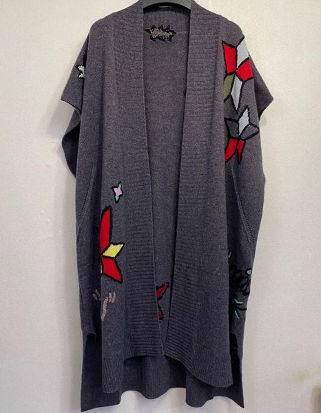 Puntos de mujer LOVE RIBBON GRIS oscuro CACHEMERE PONCHO CARDIGAN SKULL Estrellas bordadas en la espalda Manga corta de gran tamaño Cape Coat Prendas de punto Mujer