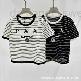 Knits de mujeres TEES Designer 2024 Summer New High Edition Classic Stripe Letter Jacquard Round Neck Casual Simple Knited Sunges cortos 9hie