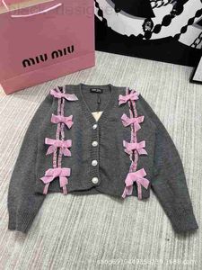 Tricots pour femmes Tees designer 23 Automne / Hiver Nouveau Cardigan à manches longues tricoté avec nœud en couleur gris rose, style fille mince et douce NOB1