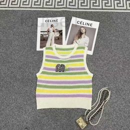 T-shirt da donna firmate 23 Summer New MIU Home Rainbow Stripe senza maniche girocollo modello lettera canotta corta lavorata a maglia svasata per donna NB4A