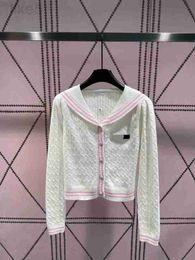 T-shirts en tricot pour femmes Marque de créateurs 2023 Les nouveaux vêtements du début de l'automne sont populaires cette année, avec de beaux pulls, de petite taille, des tricots blancs tendance et polyvalents GBB8