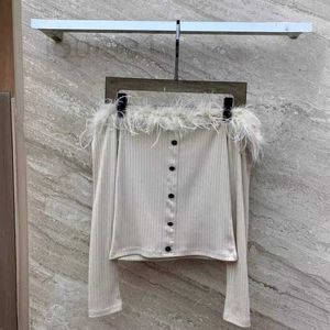 T-shirts en tricot pour femmes Marque de créateur 24 Printemps Nouvelle série Miu One Line Neck Chemise tricotée épissée de cheveux d'autruche Sexy Hors de l'épaule Haut mince de haute qualité pour les femmes DOZO