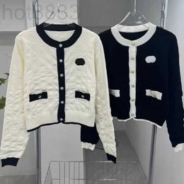 Knits de mujeres Tes Designer Classic Black Design White Cardigan Sweaters de cuello en V haute Couture Women Tops 4bgs