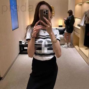 Damesgebreide T-shirts designer Mingyuan Contrasterende streep rugloze top met korte mouwen Ronde hals Veelzijdig ontwerp Feel Back Hollow Out T-shirt MDGH