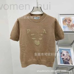 Dames Gebreide T-shirts Designer P Family Ronde hals Gebreide Wol Korte mouw Gouddraad Letter LOG Top Casual stijl 2023 Nieuw YZS2