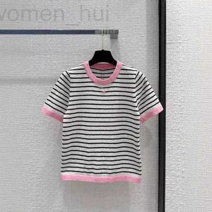 Tricot de tricots pour femmes concepteur printemps / été nouveau produit petit vent parfumé rose bord rayure rond couche à manches courtes en tricot à manches tricotées OPCA