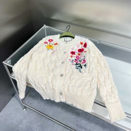Camisetas de punto para mujer, suéter versátil con bordado pesado en otoño e invierno, tejido trenzado de masa frita con pequeña fragancia