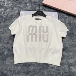 Tejidos para mujeres Tees MI24 Early Spring Lindo Style Butterfly Ribbon Diseño Diamante Letra de manga corta Tapa de punto de manga corta