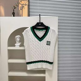 Tricot de tricots pour femmes MM Famille 24SS Nouvelle académie Sweater sans manche + petit col en V tricoté