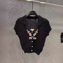 Tricot de tricots féminins MM Famille 24SS NOUVEAU INDUSTRIE Heavy Hollow V-Neck Tricoted Top