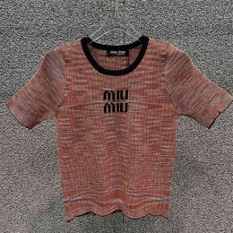 Tricot de tricots pour femmes mm24 lettre de broderie simple décontractée en tricot tricoté à manches courtes