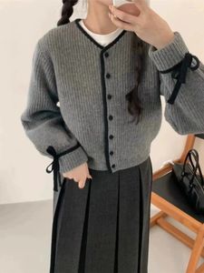 Suéter versátil con cuello en V para mujer, cárdigan de punto de diseño único con lazo, Otoño Invierno coreano, estilo de un solo pecho