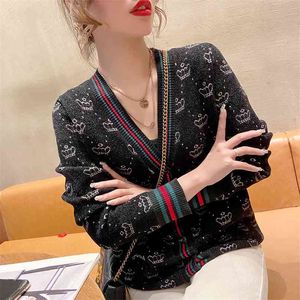 Cardigan tricoté pour femmes Contraste Couleur Stripe Crown Motif V Col Bouton Manches longues Pull mince Gros Vêtements féminins 210918