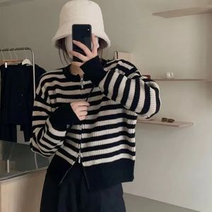 Tricottes de tricots pour femmes Black and White Stripe Cardigan Mode coréen Knitwear Elegant Long Long Spring Cardigan Spring Traffic pour femmes