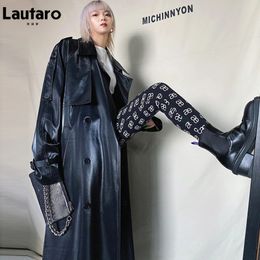 Trench da donna in pelle sintetica Lautaro autunno lungo oversize riflettente lucido lucido impermeabile per donna Cintura allentata moda coreana 231120