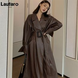 Damesleer Faux Lautaro Autumn Lange Oversized Brown Trench Coat For Women Belt Runway Stijlvol losse Europese stijl Fashion 221007
