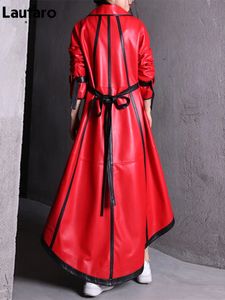 Trench da donna in pelle sintetica Lautaro autunno lungo rosso e nero patchwork in pelle pu per donna doppio petto elegante moda europea di lusso 231118
