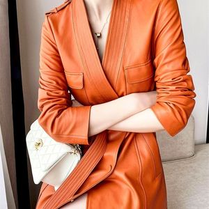 Vestes en simili cuir pour femmes Lautaro printemps automne long trench en cuir synthétique souple orange pour femmes avec col en V profond double boutonnage designer de luxe