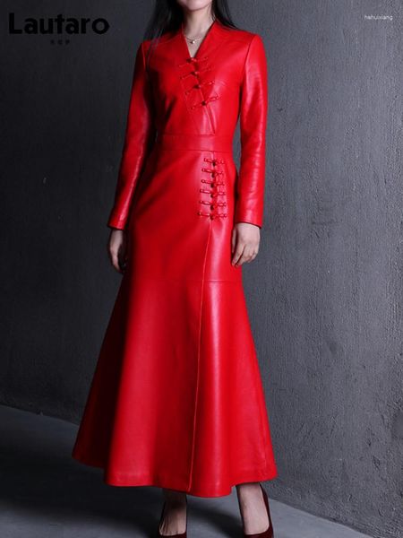 Femmes en cuir printemps automne Extra Long rouge noir ajusté doux Faux manteau femmes avec des boutons de noeud chinois col en V vêtements de créateur