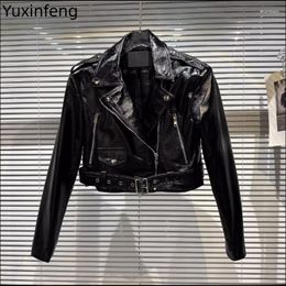Damesleer YuxInfeng Streetwear Fashion dames jas fel diagonale rits Epaulet lange mouw patent jas met beit zwart