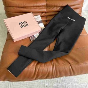 Leggings de styliste pour femmes, 23 automne/hiver, nouveau design de niche, décoration de lettres avec leggings en peluche et épais, E95W