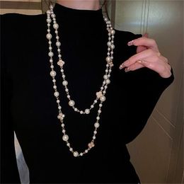 Collier de perles longues pour femmes, multicouche français, vintage, trèfle à quatre feuilles, strass, pull en perles, bijoux à la mode