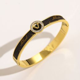 Bracelet d'amour pour femme Bracelet en or de marque Bracelet en cuir avec lettre Accessoires de bijoux en acier inoxydable Accessoires de bracelet cadeau de couple de printemps avec boîte