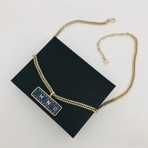 Designer de luxe pour femmes marque carrée pendentif denim en émail en émail bleu collier pendentif pendentif collier en laiton